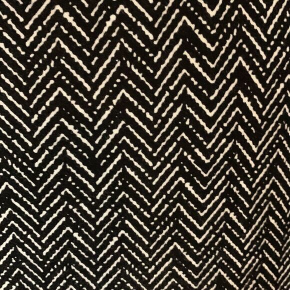 Pit to pit 21 inches the length and shoulder to him is 31.  9/1 - Picture 4 of 8